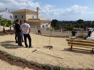 La nueva zona verde se ha dotado de diferente mobiliario urbano como bancos