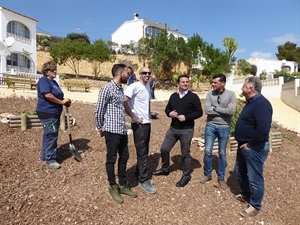 Alumnos y monitores del Taller de Empleo en la zona verde de "Pueblo Español" junto a Miguel A.Ivorra, concejal de Urbanismo y Bernabé Cano, alcalde de La Nucía