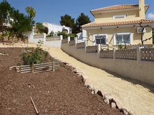 En la parte izquierda se ha dejado un camino perimetral para poder acceder a la parte más alta de la zona verde