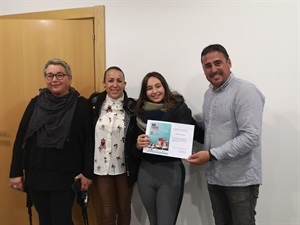 Una de las premiadas junto a José Vicente Sanjosé, secretario de AECNU y Eva Naranjo, concejal de Comercio