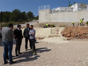 Durante la visita a las obras del Taller de Empleo en la Muixara estuvieron Miguel A. Ivorra, cocnejal de Urbanismo y Bernabé Cano, alcalde de La Nucia