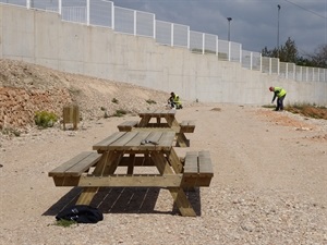 La zona recreativa dispondrá de bancos, mesas merenderos, papeleras, barandillas y pérgolas para dar sombra