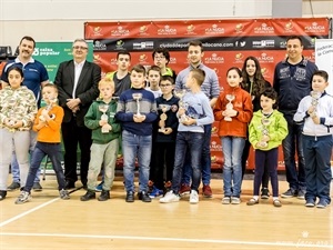 Ganadoras y ganadores del Campeonato Autonómico de Ajedrez por edades junto a Luis Barona, dtor. deportivo de la FACV y Sergio Villalba, concejal de Deportes de La Nucía