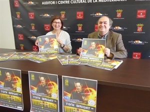 Lina Cano, pta. Junta Local AECC junto a Pedro Lloret, concejal de Cultura de La Nucía durante la presentación del espectáculo del mago Toni Bright