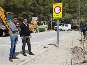 Miguel A. Ivorra, concejal de Urbanismo junto a Bernabé Cano, alcalde de La Nucía visitando las obras de mejora que se están realizando en la partida Torrent