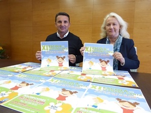 Beatriz Pérez Hickman, concejala de Bienestar Social junto a Bernabé Cano, alcalde de La Nucía durante la presentación de esta XI Escola de Setmana Santa