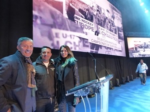 Los conductores de la Gala Nacional del Deporte de la AEPD Blanca Benlloch y Jesús Alvarez, junto a Bernabé Cano, alcalde de La Nucía, durante los ensayos ayer