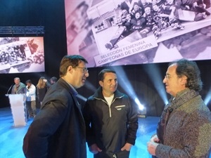 En los ensayos de la Gala Julián Redondo, pte. AEPD y Bernabé Cano, alcalde de La Nucía durante los preparativos de esta cita con el deporte nacional