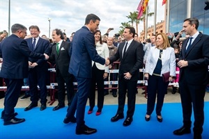 Pedro Sánchez, pte. del Gobierno a su llegada a la Ciudad Deportiva Camilo Cano saluda a Bernabé Cano, alcalde de La Nucía