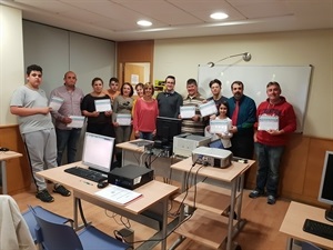 Los alumnos de los cursos de informática con sus diplomas junto a Gustavo Beltrami, profesor del curso, Pepe Cano, concejal de Nuevas Tecnologías y Mª Jesús Jumilla, concejala de Juventud