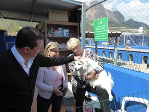 Belén Nuñez, pta. Protectora de Animales, Engelien Steenbruggen, secretaria Protectora y Bernabé Cano, alcalde de La Nucía, en el Refugio de Animales de La Nucía