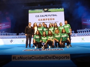 Uno de los equipos femeninos con su trofeo de campeones