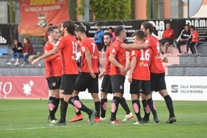 Los jugadores del CF La Nucía celebrando uno de los tantos del encuentro