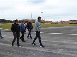 En la visita han participado Raúl Chapado, pte. RFEA, José Luís de Carlos, dtor. Área de Competiciones de la RFEA, Vicente Añó, pte. FACV, Sergio Villalba, concejal de Deportes y Bernabé Cano, alcalde de La Nucía