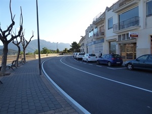 Esta actuación ha incluido la reordenación de las plazas de aparcamiento en la avenida Porvilla por seguridad vial