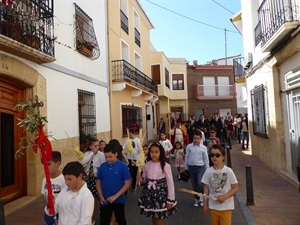 Los niños y niñas que toman la comunión este año encabezaban la procesión