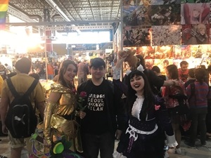 Dos cosplayers nucieras, Aida Mira y Julia Ainhara junto al Corresponsal Juvenil Fernando Afán