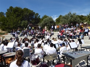 60 músicos de Altea y La  Nucía formaron una "gran banda jove" para este concierto