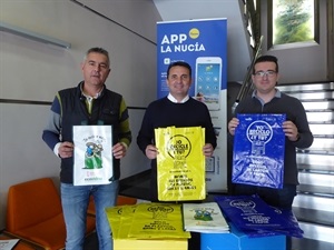 Cristóbal Llorens, concejal de Medio Ambiente, Pepe Cano, concejal de Participación Ciudadana junto a Bernabé Cano, alcalde de La Nucía con las bolsas y las papeleras de concienciación ecológica