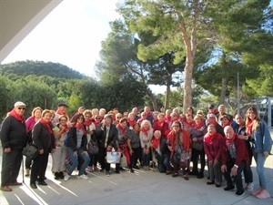 Los mayores nucieros asistentes a la jornada de convivencia en el CEM Captivador junto a Beatriz Pérez Hickman, concejala de Tercera Edad de La Nucía