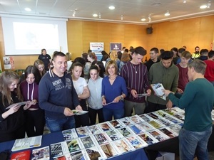 Sergio Villlalba, concejal de Educación junto a Mª Jesús Jumilla, concejala de Juventud en uno de los stands con varios alumnos nucieros de secundaria