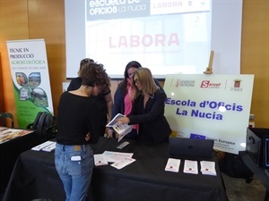 Los alumnos de secundaria han visitado los stands durante la mañana