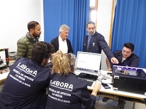 Serafín López, concejal de Empleo, visitando el Curso de Microinformática en la Escuela de Oficios