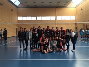 Las jugadores del infantil A del Voley La Nucia junto a sus familias tras el triunfo