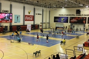 La zona central acoge seis pistas (cuatro de bádminton sub-19 y dos de parabádminton)