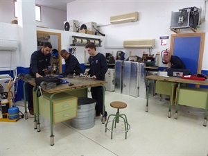 Alumnos de la Escuela de Oficios en el curso de Climatización