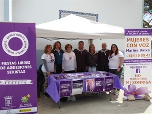 Marga Luján, pta. Mujeres Con Voz junto a otras integrantes de la Asociación, Jaume Llinares, alcalde de Altea, Mayte García, primera teniente de alcalde de l’Alfàs del Pi, Gemma Márquez, concejala de Igualdad y  Bernabé Cano, alcalde de La Nucía