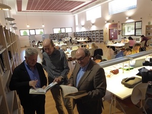 Pedro Lloret, concejal de Cultura y Serafín López, concejal de Empleo, en la Biblioteca de Caravana junto a Francesc Sempere, director Auditori