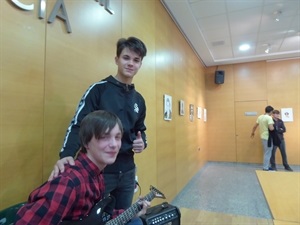 La inauguración de la exposición contó con el acompañamiento musical del joven guitarrista nuciero Nathan Fletcher