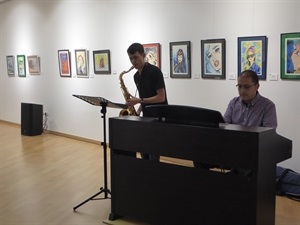 Durante la inauguración hubo música en directo a cargo de Ramón Lorente, director de la Unió Musical de La Nucía y del joven saxofonista Jack Duggan, acompañados por las voces de dos alumnas del IES La Nucía