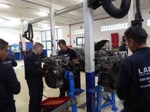 El Curso de “Mantenimiento del Motor y sus Sistemas Auxiliares” de la Escuela de Oficios está formando a 15 alumnos desempleados