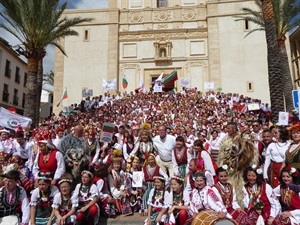 El domingo la plaça de la Iglesia sirvió de marco a la gran foto de familia