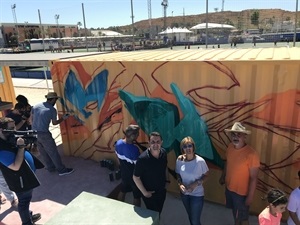 Tom Rock junto a Mª Jesús Jumilla, concejala de Juventud y Bernabé Cano, alcalde de La Nucía