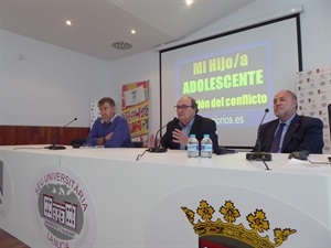 Antonio Ríos, ponente, Juan Miguel Gil, pte. AMPA IES La Nucía y Pedro Lloret, concejal de Cultura de La Nucía.