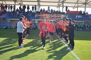 Pasillo a los campeones de liga por la primera plantilla del CF La Nucía