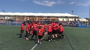 El Juvenil B celebrando el título de liga tras ganar 9-0 al Foietes