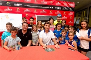 Alumnos y alumnas de la Academia de Tenis Ferrer de La Nucía junto a David Ferrer y Bernabé Cano, alcalde de La Nucía