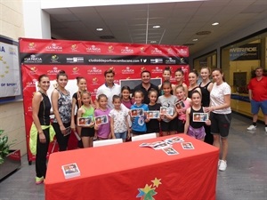 David Ferrer se fotografió con todas las alumnas de la Escuela de Gimnasia Rítmica de La Nucía