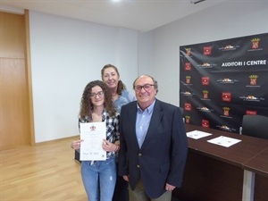 Alicia Requena Parrilla recibe el diploma de la Royal Academy of Dance