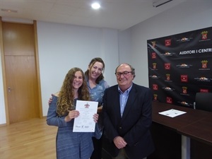 María Santacreu Asensi recibiendo el diploma de la Royal Academy of Dance