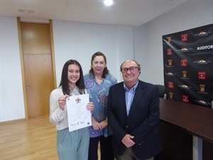 Mar Romero Roig recibiendo el diploma de la Royal Academy of Dance