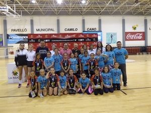 Los cuatro equipos participantes con sus medallas al final del Torneo