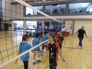 Los equipos prebenjamines de Finestrat y La Nucía, saludándose al inicio del encuentro