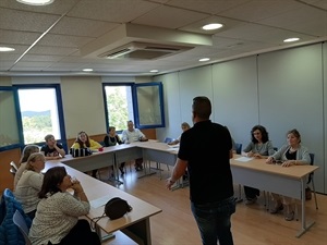 Los voluntarios reciben formación orientada a las técnicas necesarias para trasladar a los gatos a las clínicas veterinarias