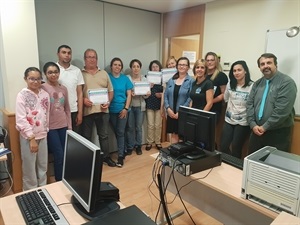 Los alumnos del curso de procesador de textos recibiendo sus diplomas de manos del profeosor, Gustavo Beltrami y la concejala de Juventud Mª Jesús Jumilla.