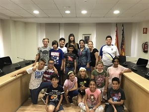 Los alumnos de 5ºC del Colegio Muixara junto a su profesora al finalizar el pleno municipal escolar